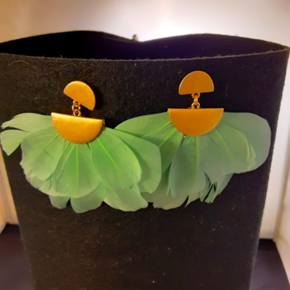 Cockatiel earrings in dreamy green. Fun, fun, fun to wear these.
